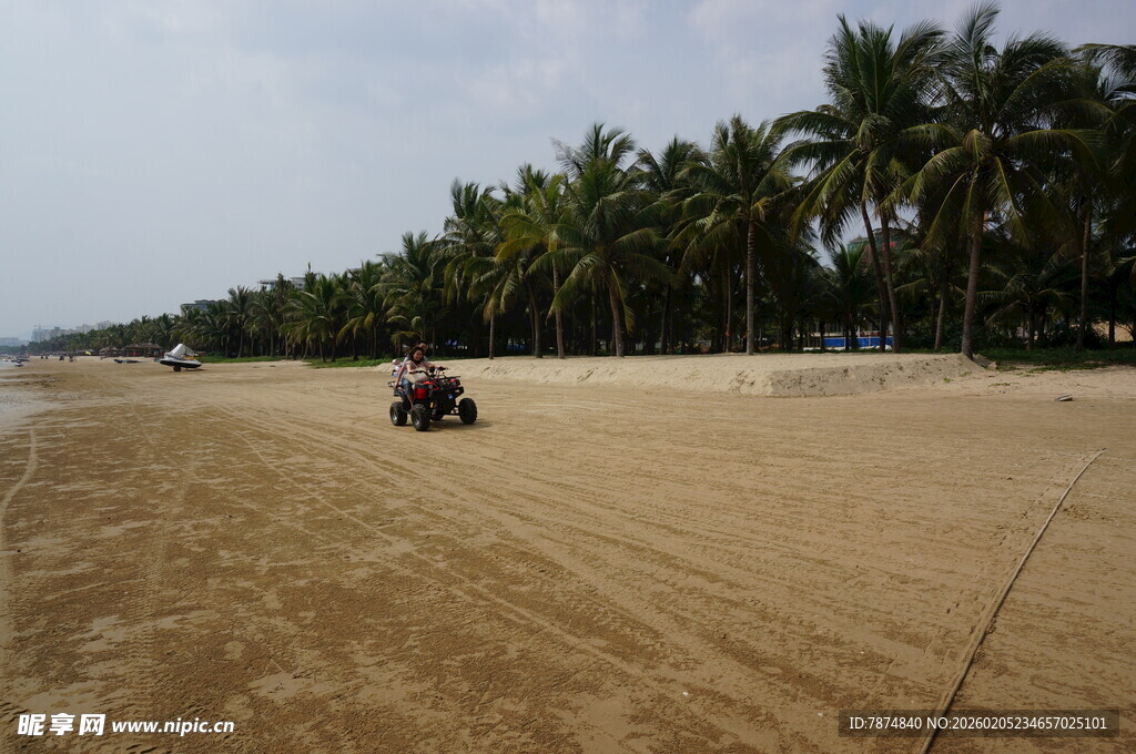 三亚沙滩上的四轮摩托车
