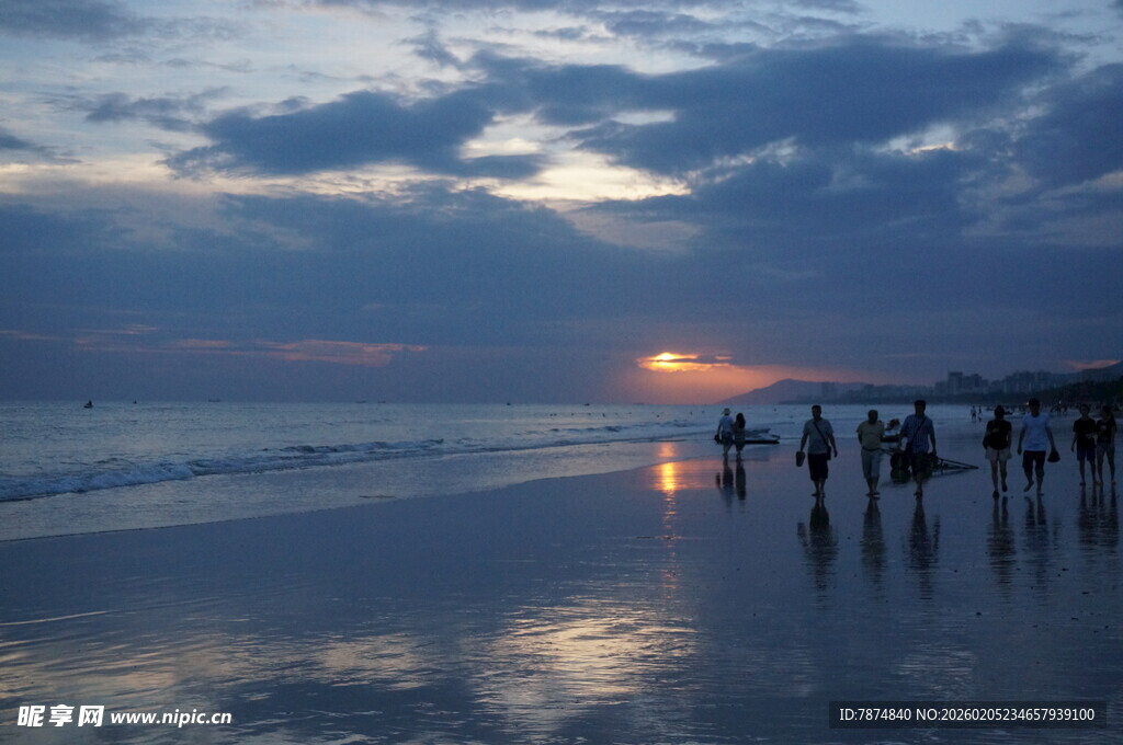 三亚海边日落漫步场景