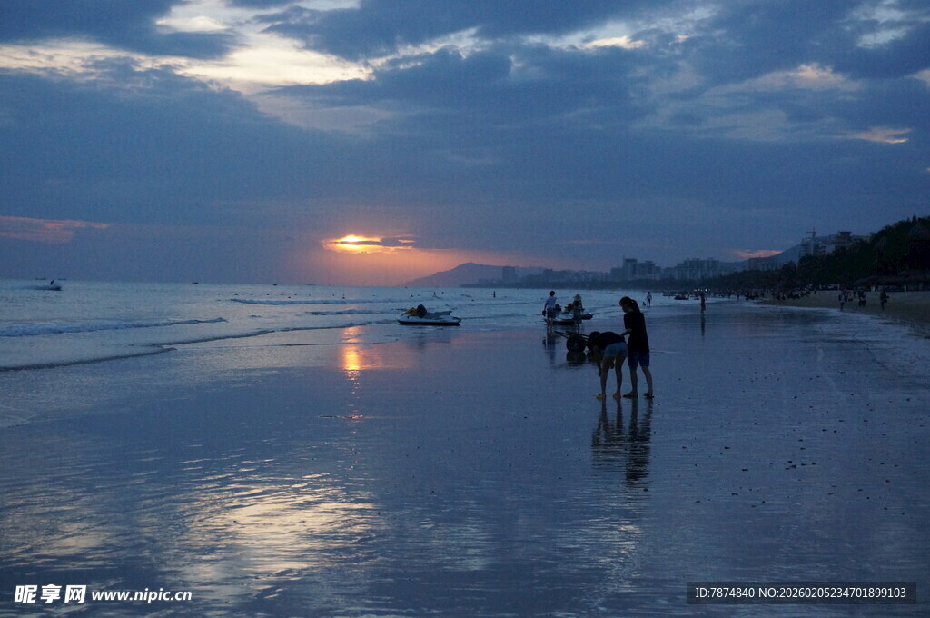 三亚夕阳下的海边漫步场景