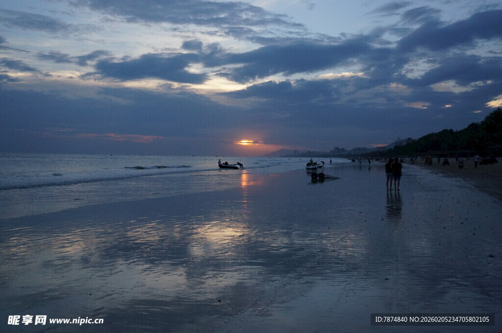 三亚黄昏海滩漫步的静谧美景
