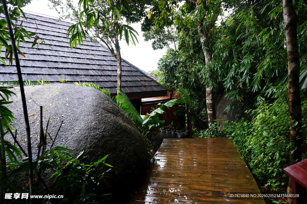 三亚庭院木质小径与绿植景观