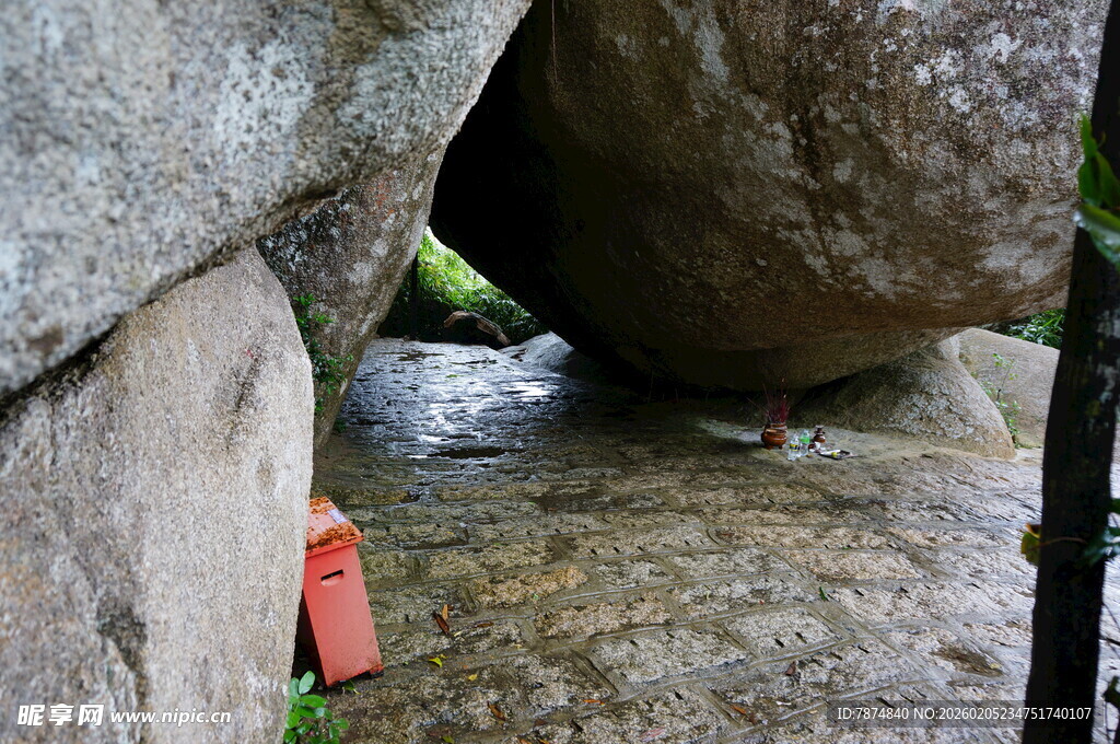 三亚巨石下的缝隙景象
