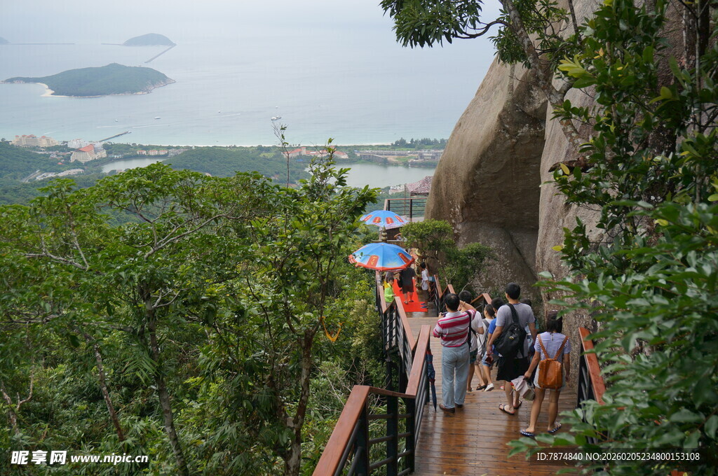 三亚山间步道上的游客队伍