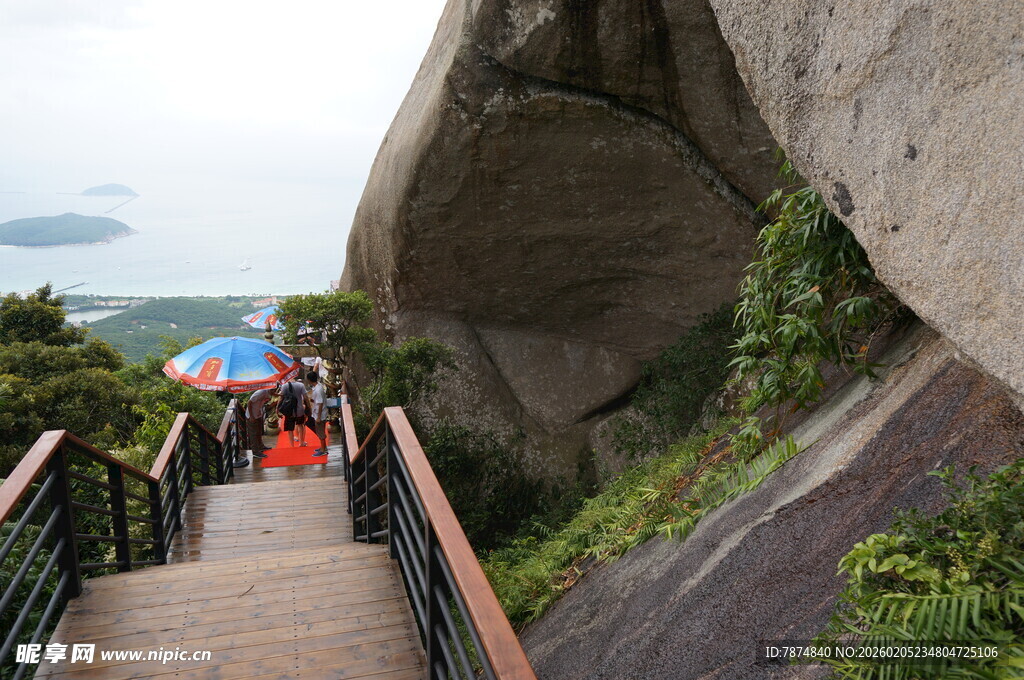 三亚山间栈道上的游客身影