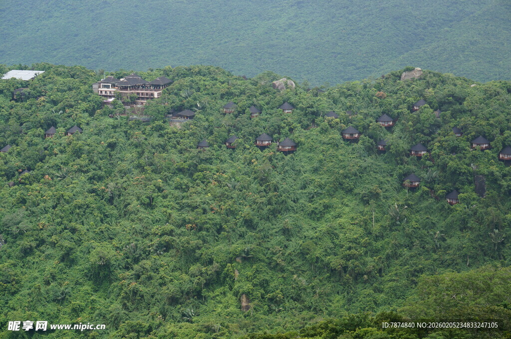 三亚翠绿山峦间的隐秘建筑