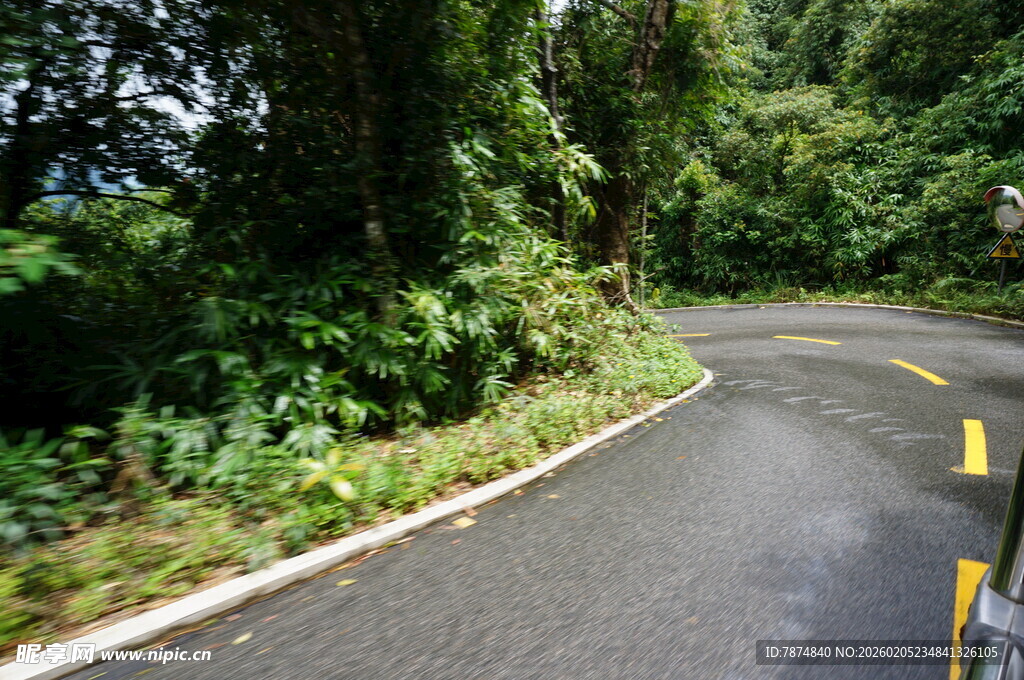 三亚蜿蜒山间公路 绿意盎然