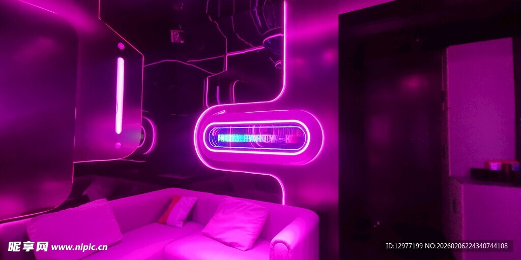 霓虹闪烁的酷炫室内空间