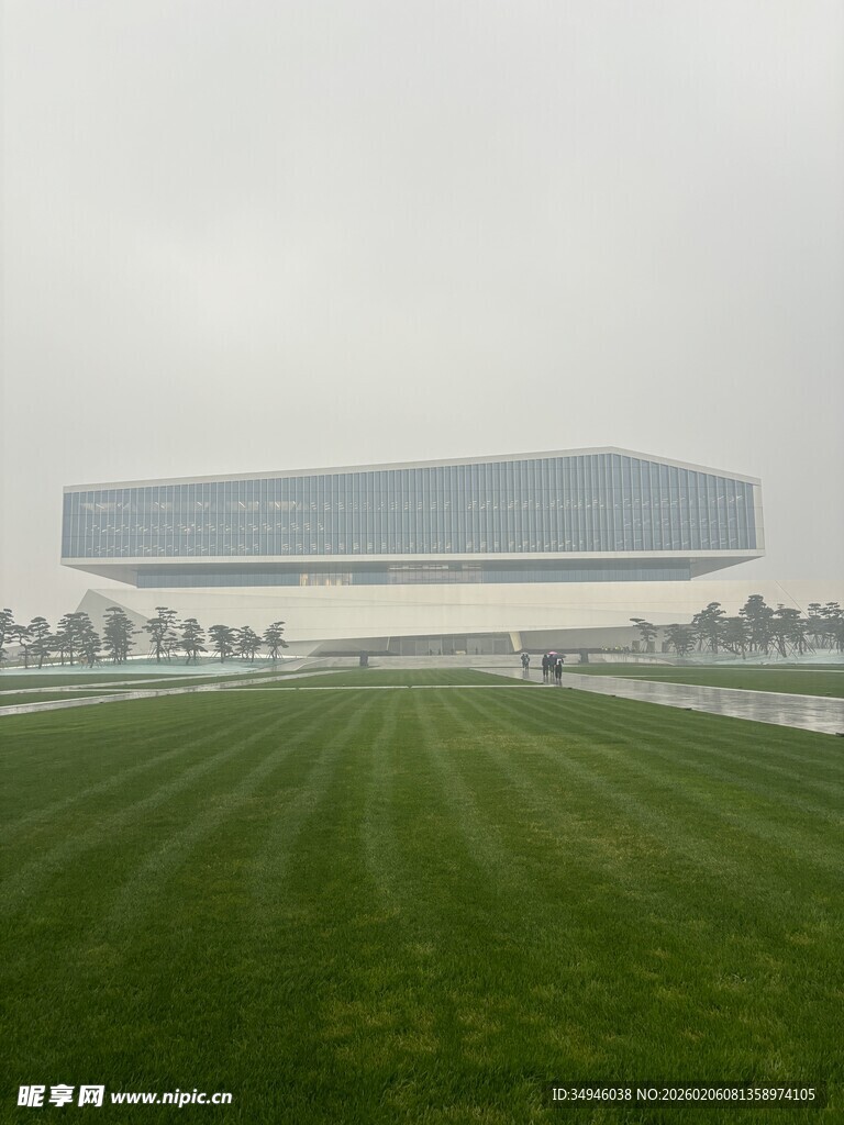 现代建筑前的大片绿草地