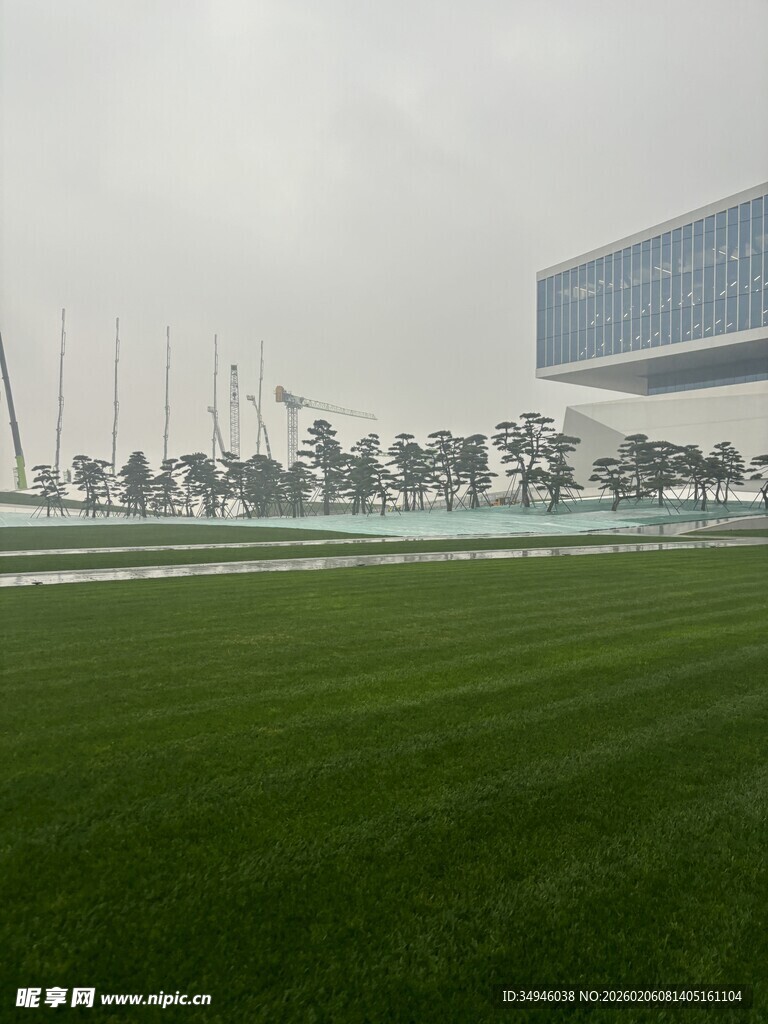 绿茵场地与现代建筑景观