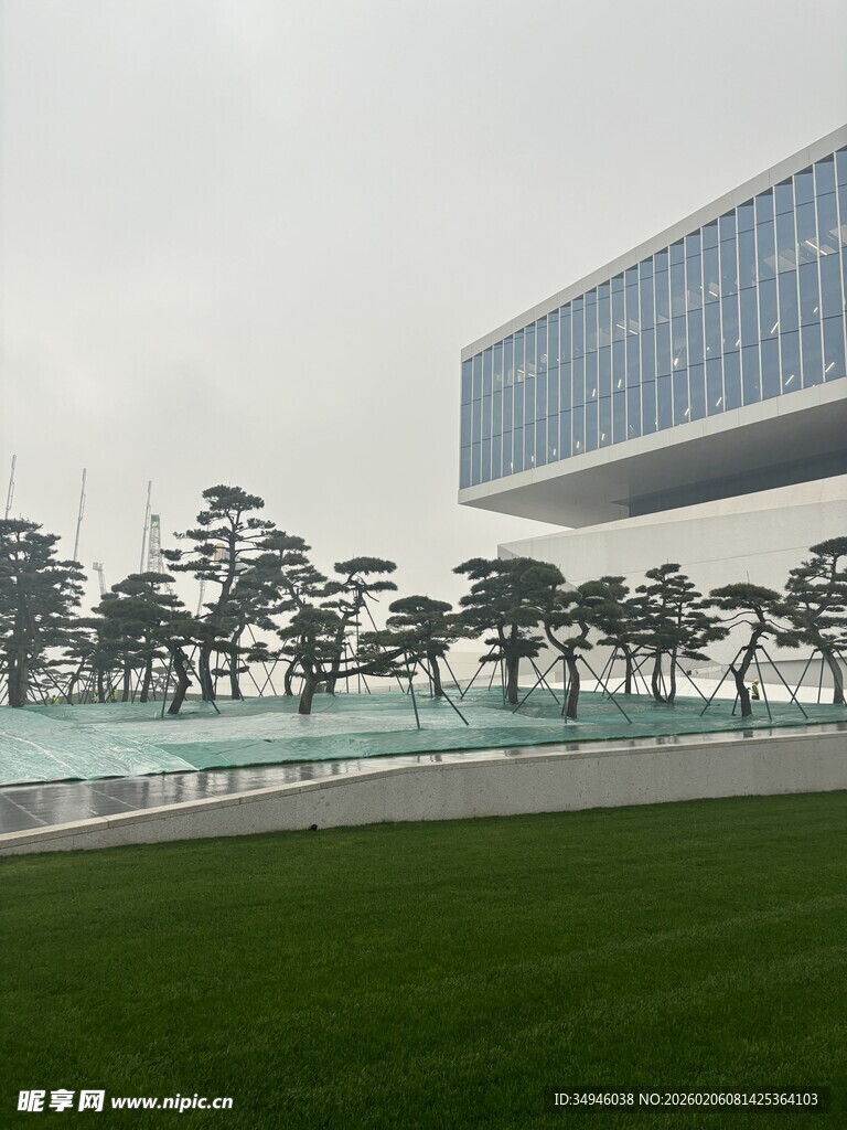 现代悬浮建筑与景观草坪