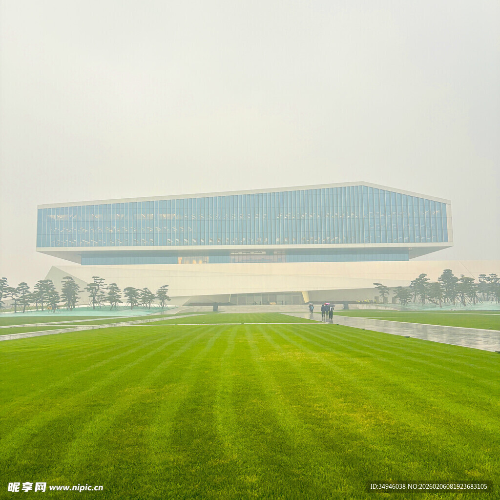 现代建筑与翠绿草坪景观