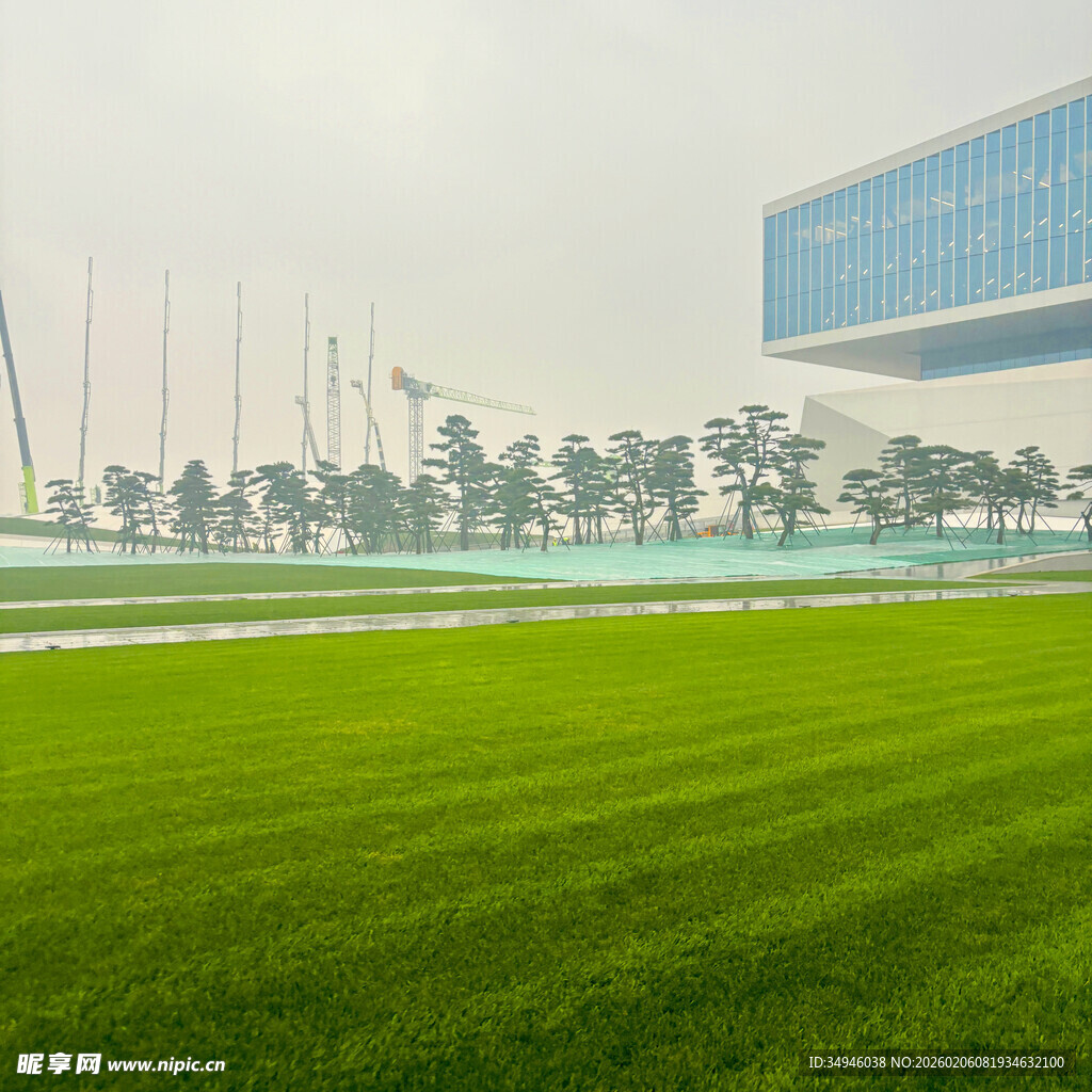 绿茵场地与现代建筑景观