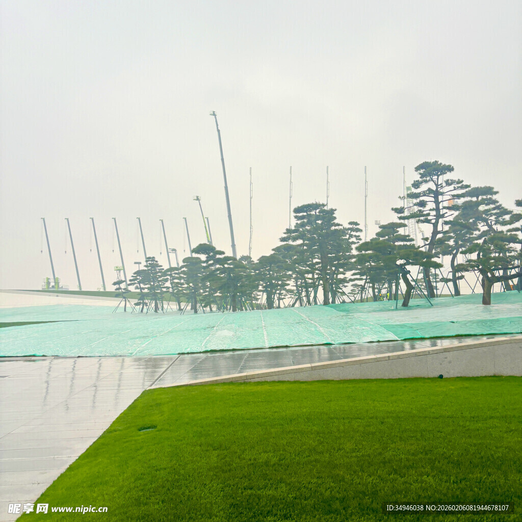 湖畔绿地与林立桅杆景观