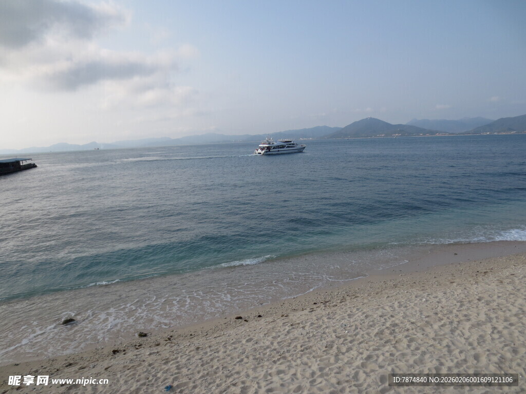 三亚美丽海滨沙滩与海上船只