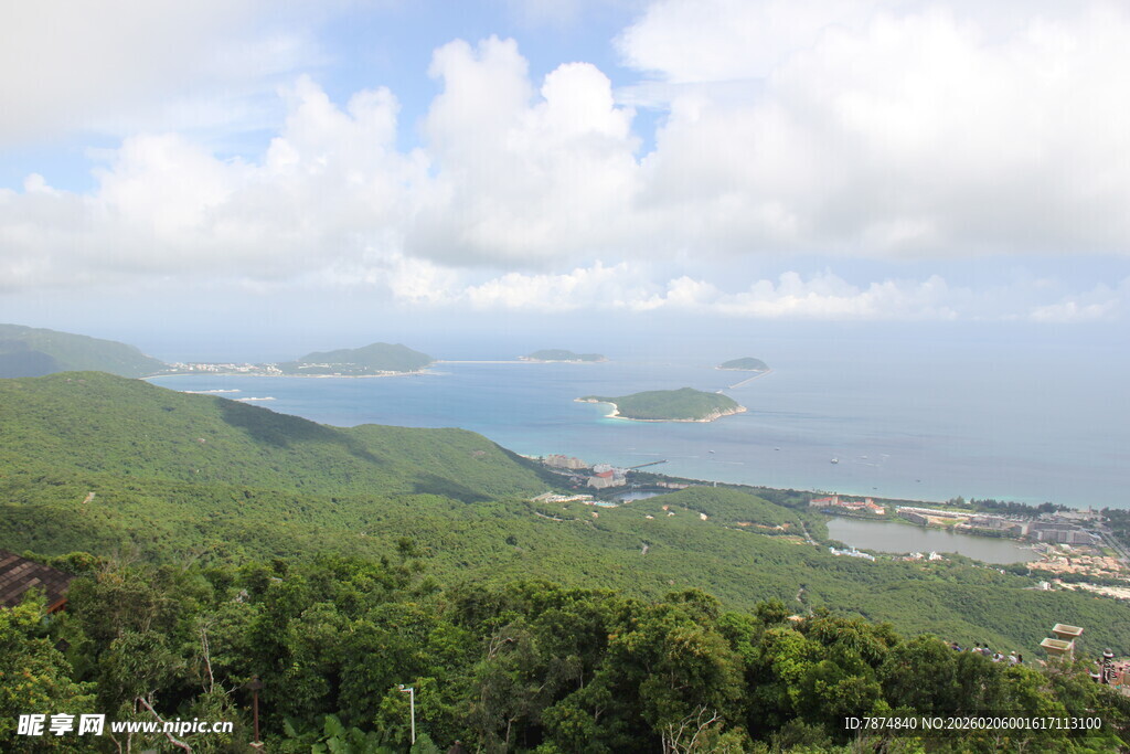 三亚山巅俯瞰碧海绿岛美景