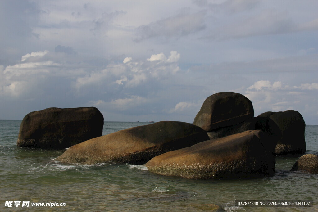三亚海边礁石景观
