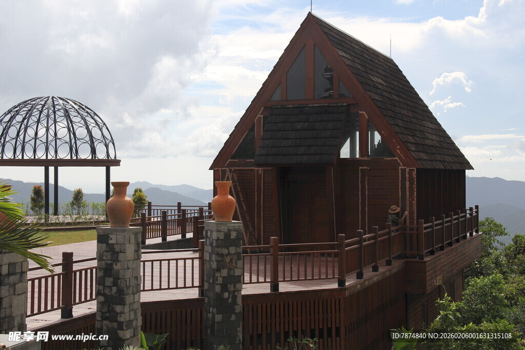 三亚森林中的木质观景小屋