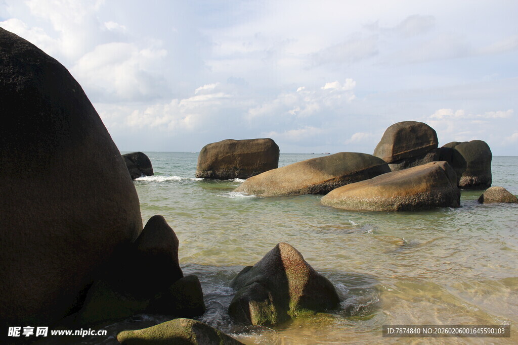 三亚海边嶙峋礁石的美丽景致