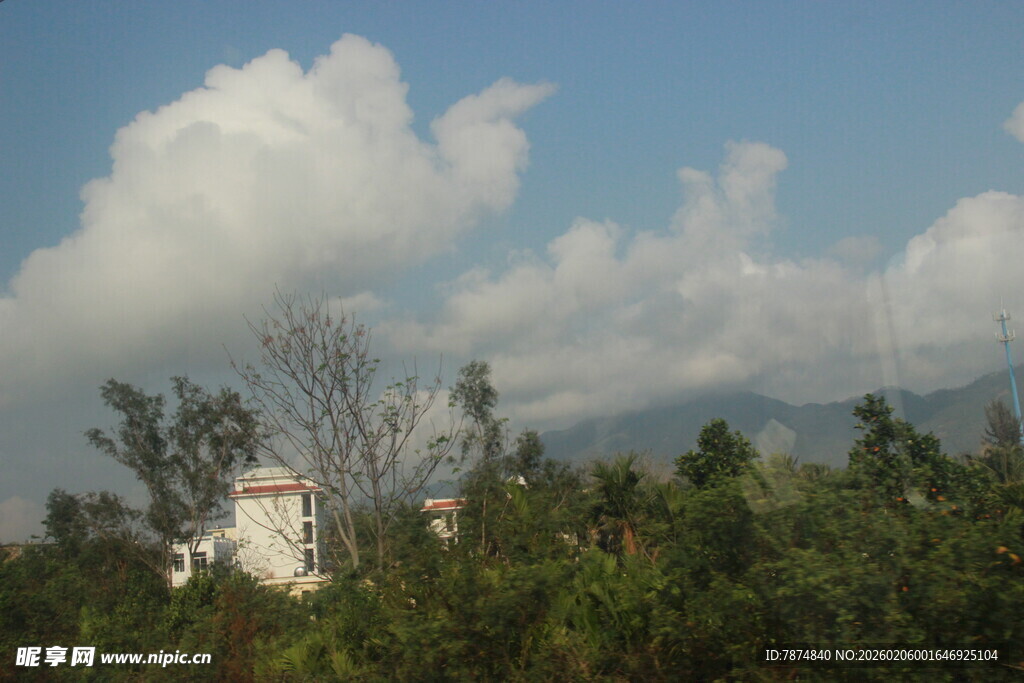 三亚蓝天绿树间的白色建筑