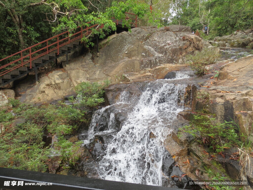 三亚山间瀑布旁的木质栈道
