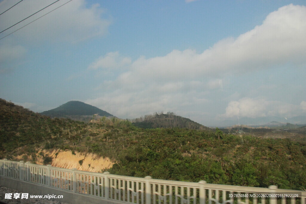 三亚公路旁的青山蓝天美景