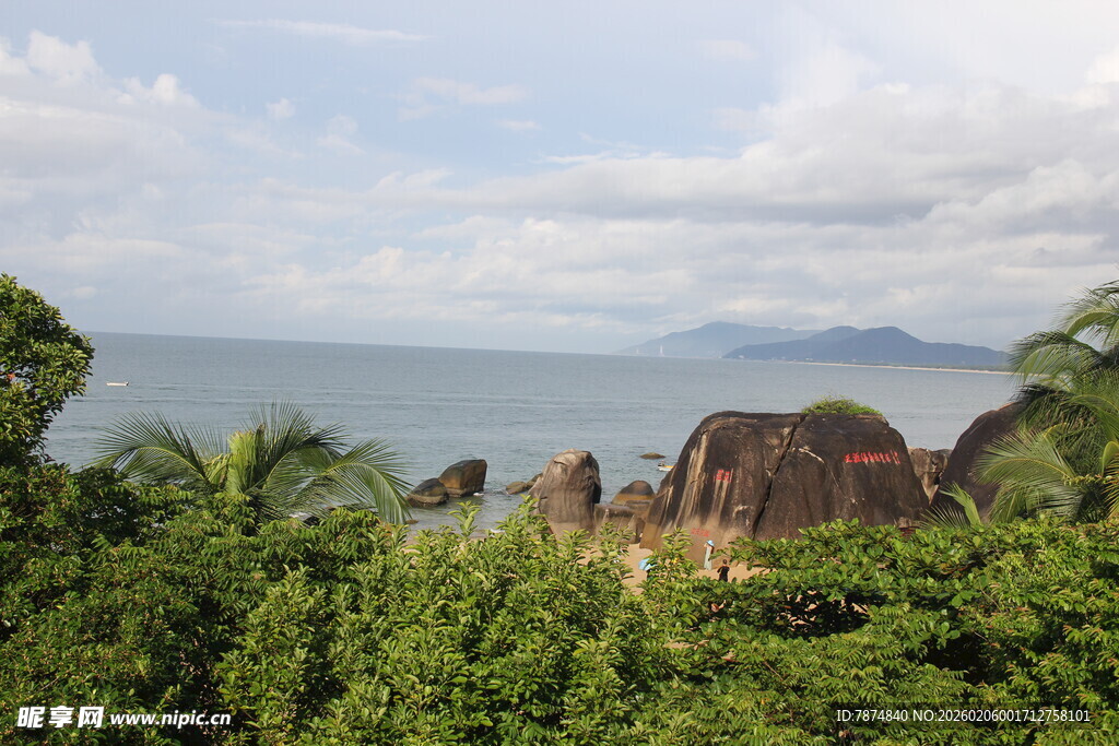 三亚海边绿植环绕的岩石景观
