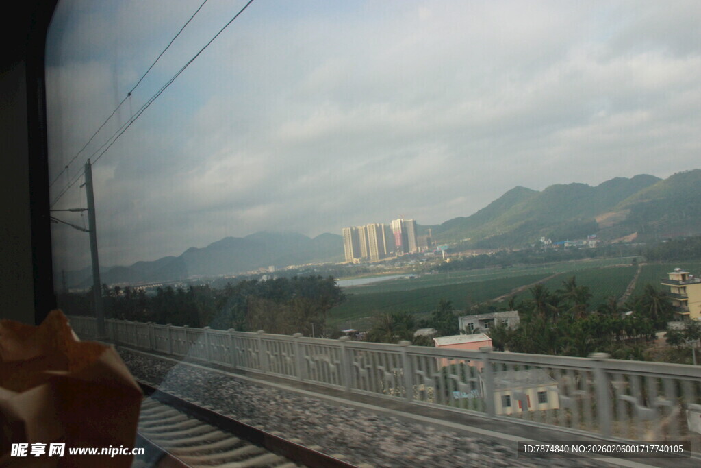 三亚火车窗外的山川城镇景色