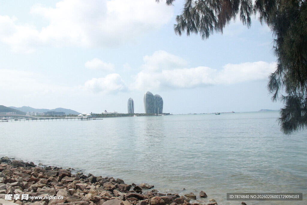 三亚海滨风光 远处高楼与水域