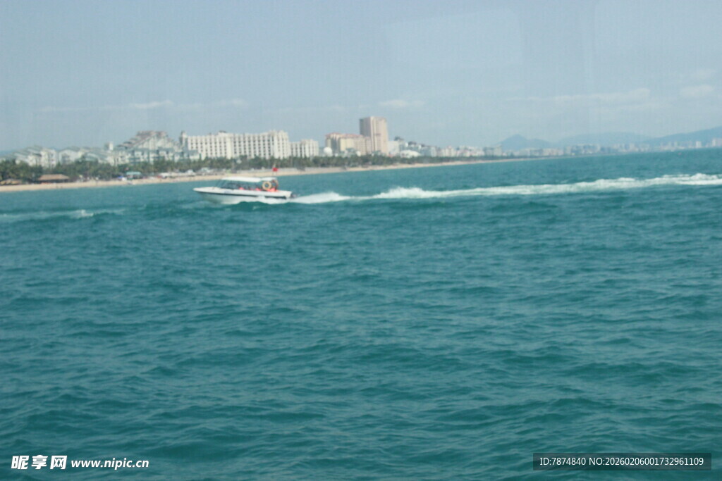 三亚海上快艇疾驰的美丽风光