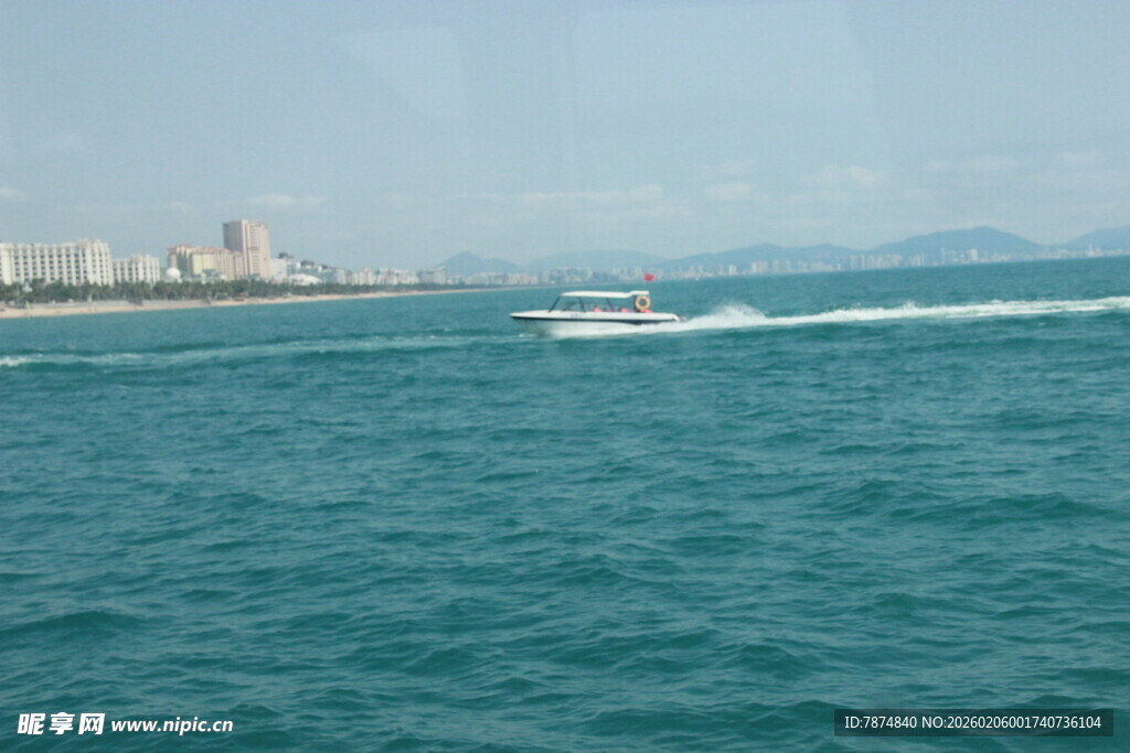 三亚海上快艇疾驰 城市在远方