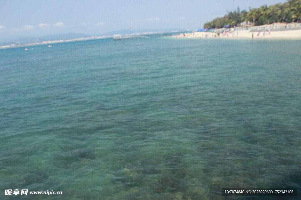三亚清澈海域与岸边景致
