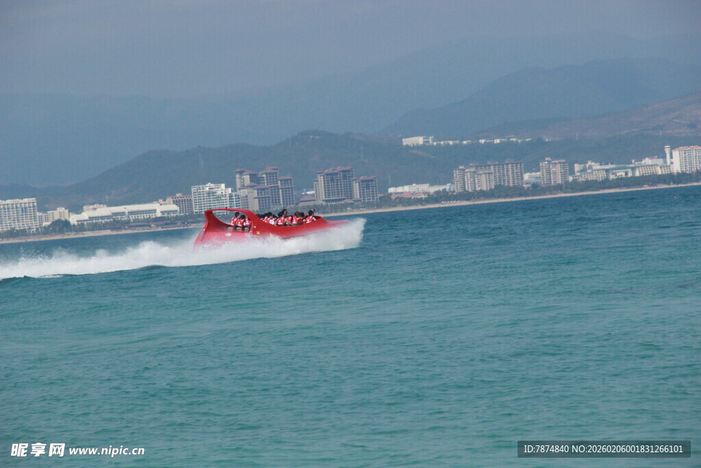 三亚海上飞驰的红色快艇