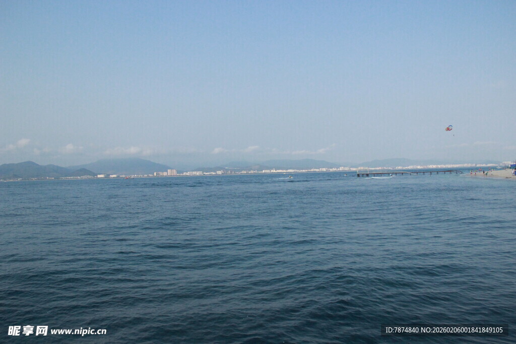 广阔海面与远处天际线