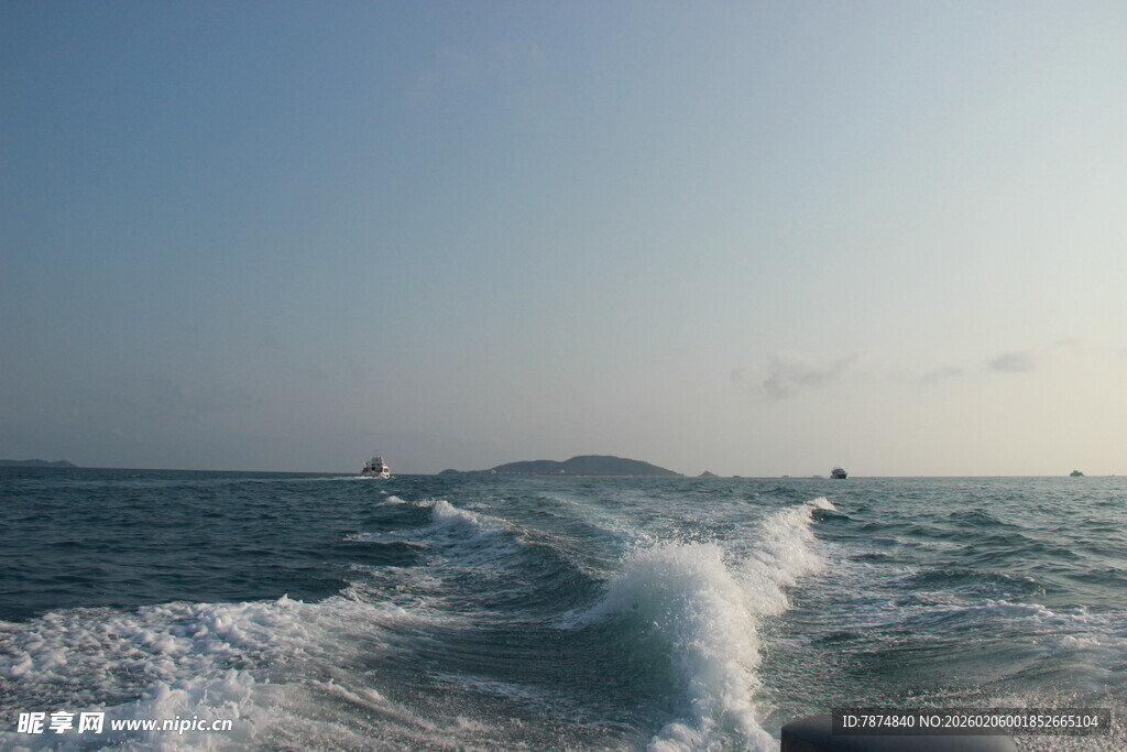 海上摩托艇激起白色浪花
