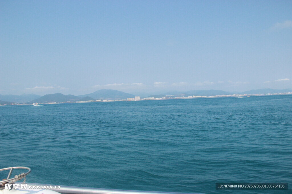三亚海上风光 远眺蓝色海岸线