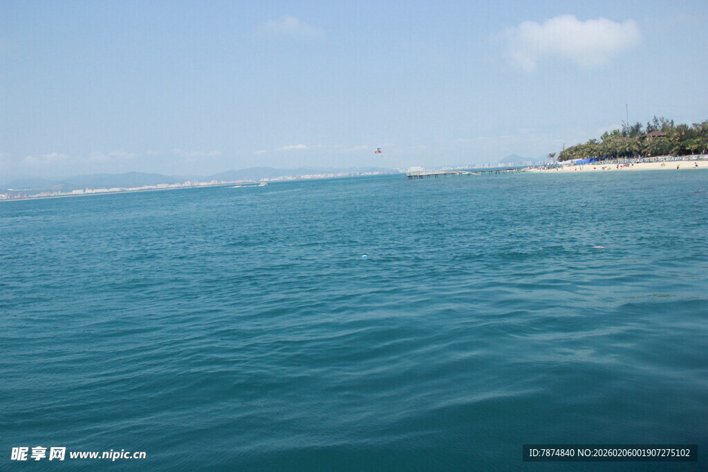 碧海蓝天中的宁静海岛