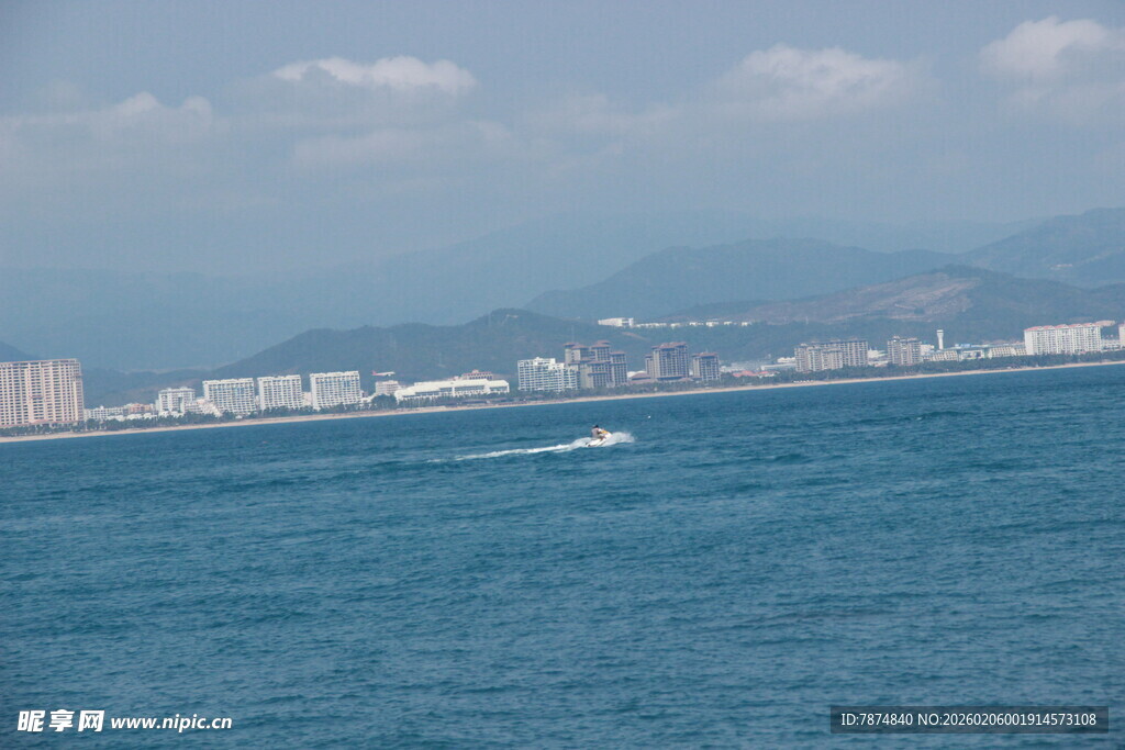 海上风光与远处城市景观