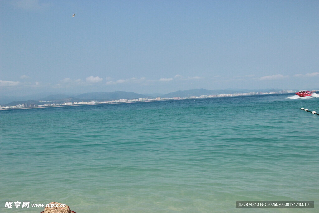 碧海蓝天的美丽海滨风光