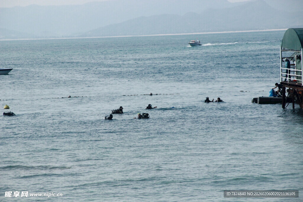 三亚海上休闲场景 多人在水中