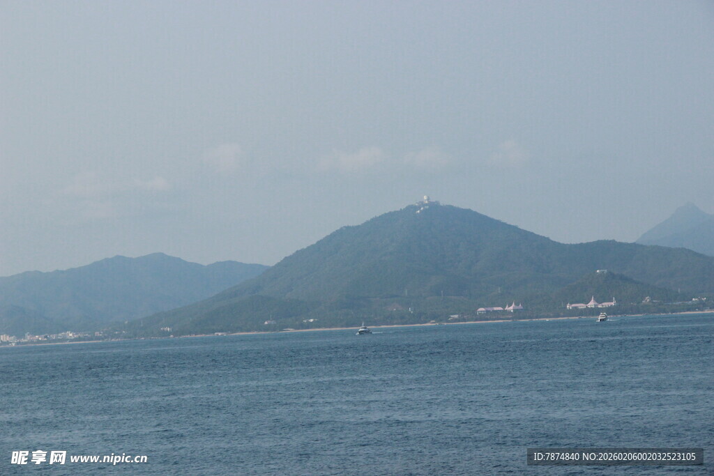 海上青山远景