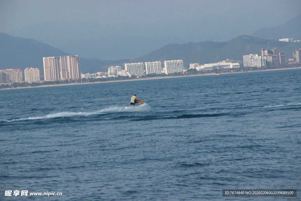 海上摩托艇驰骋于城市近海
