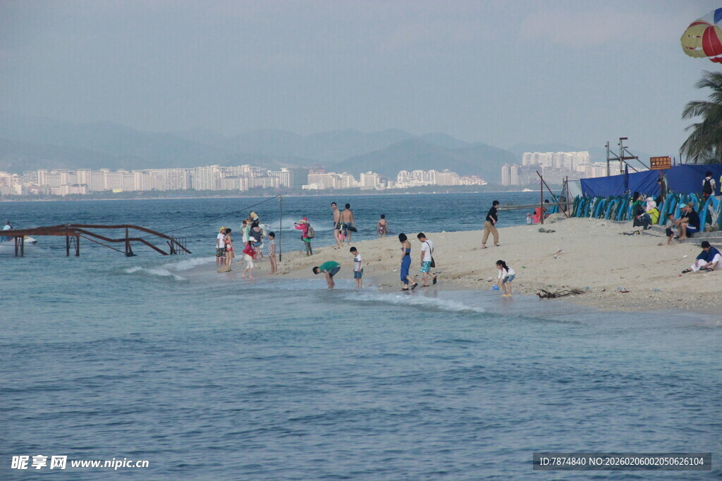 热闹的海滨沙滩游玩场景