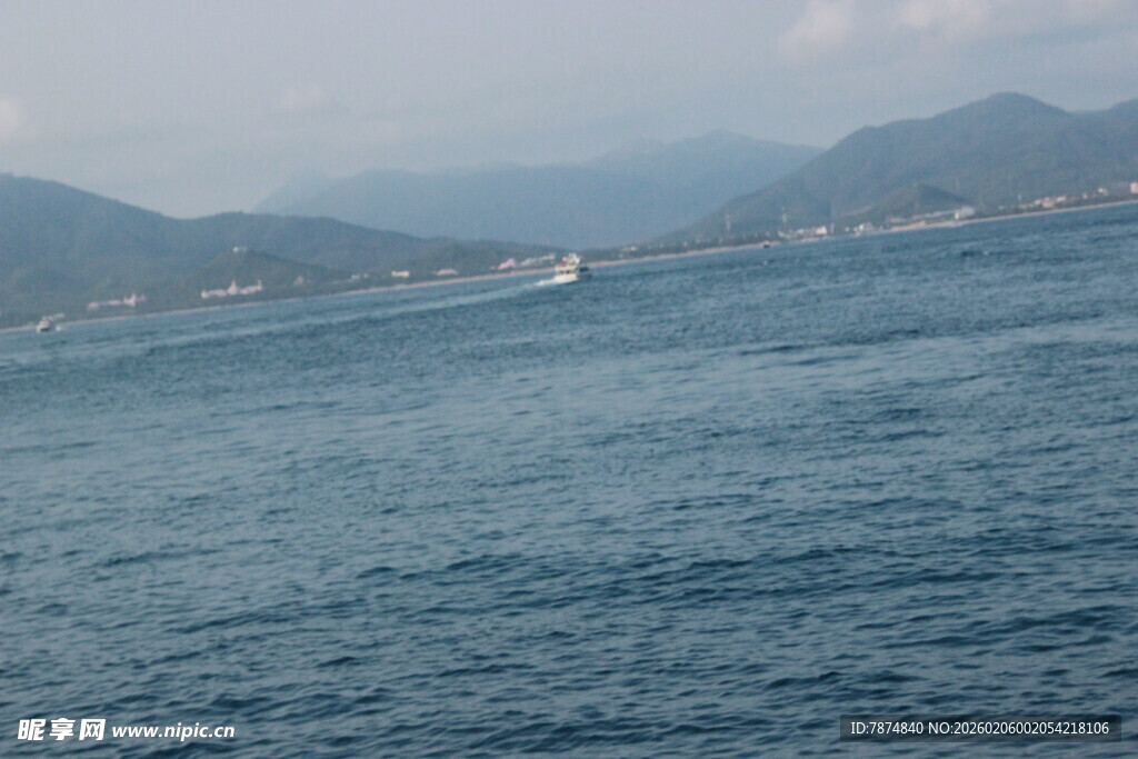 海上风光 远处船只与山峦