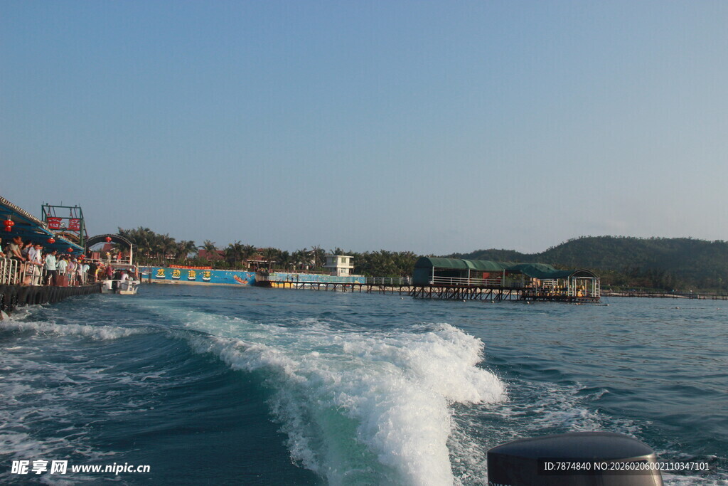 海上快艇激起白色浪花