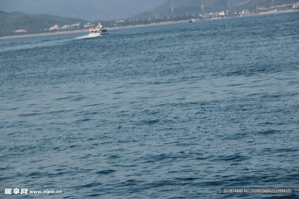 海上船只航行景色