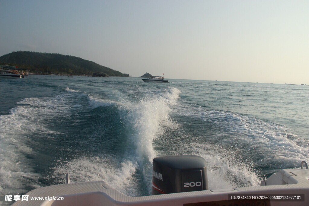 海上快艇破浪前行