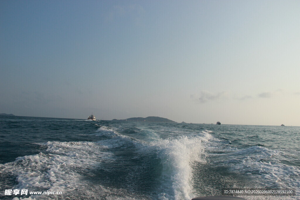 海上快艇破浪前行