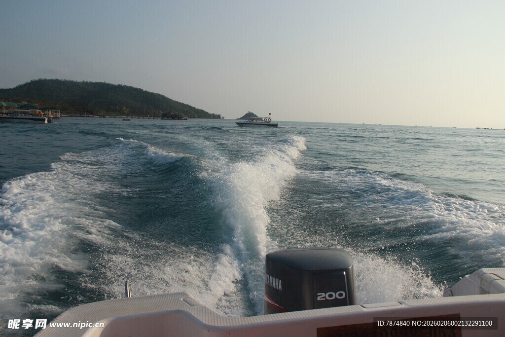 海上快艇破浪前行