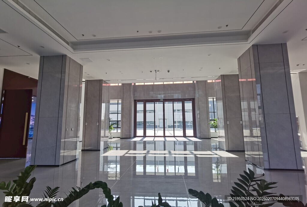 宽敞明亮的大厅室内空间