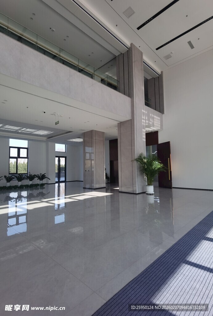 现代宽敞的室内大厅空间
